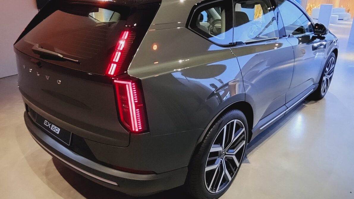 ボルボEX60のリアビュー