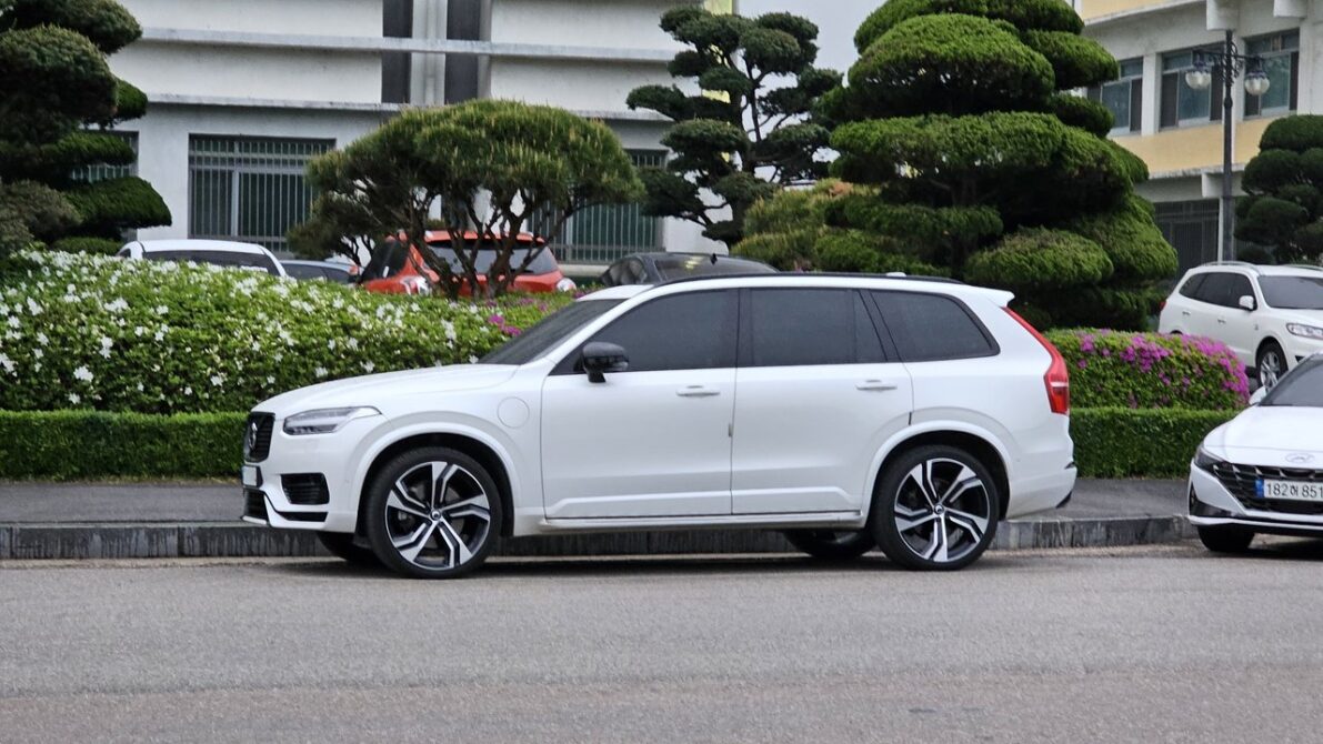 ボルボXC90 Recharge T8
