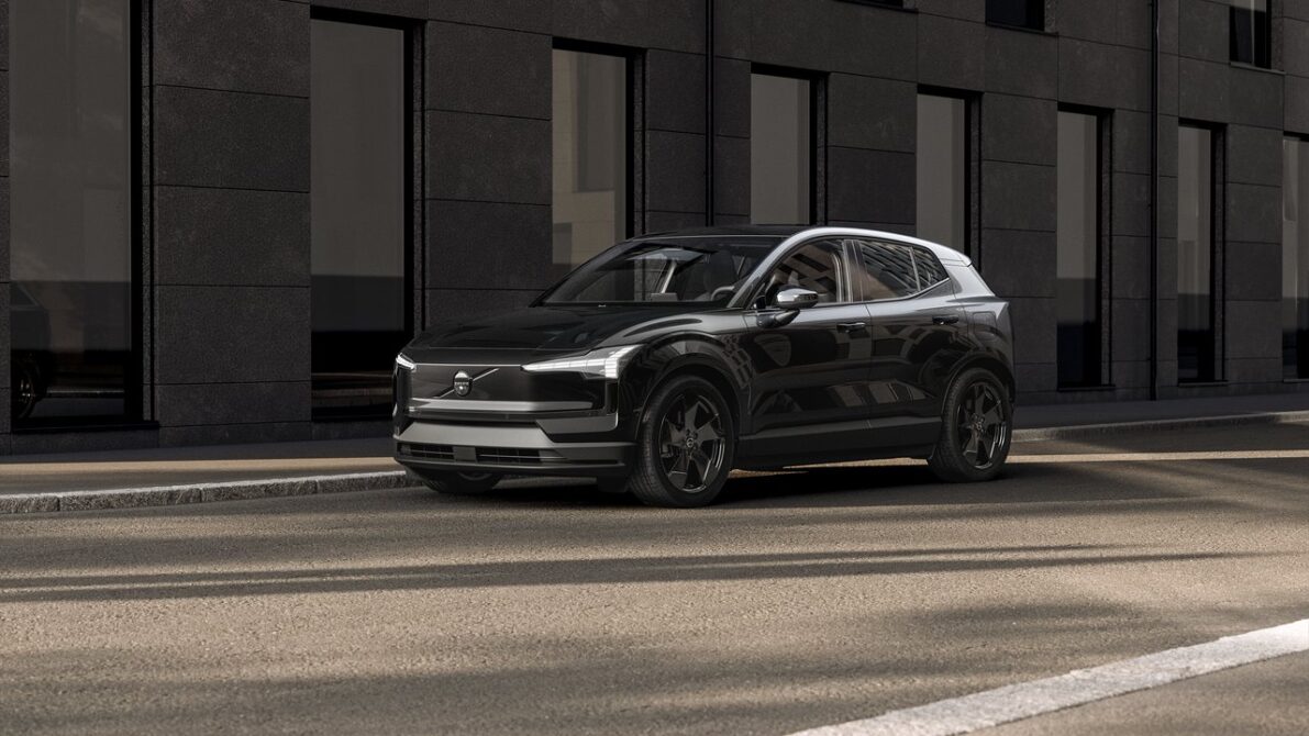 オニキスブラックのボルボEX30 Black Edition(2026年9月発売・150台限定)