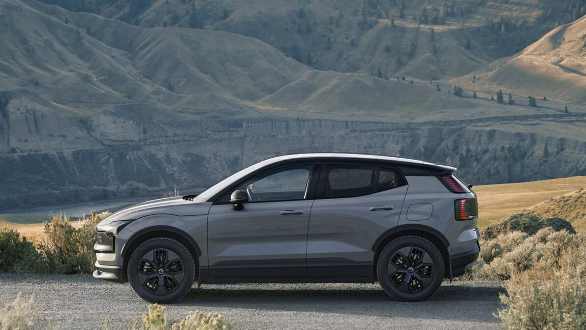未舗装路に停まるヴェイパーグレーのボルボEX30 Cross Country