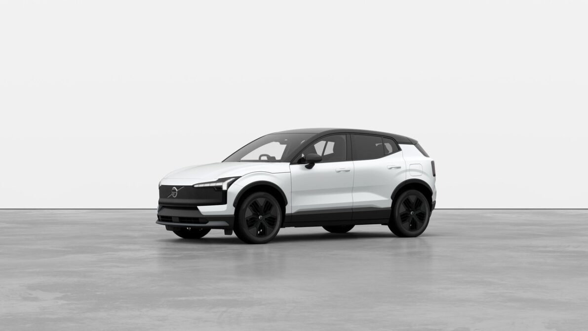 クリスタルホワイトのボルボEX30 Cross Country Ultra P5 Long Range Electric(RWD、2027年モデル)