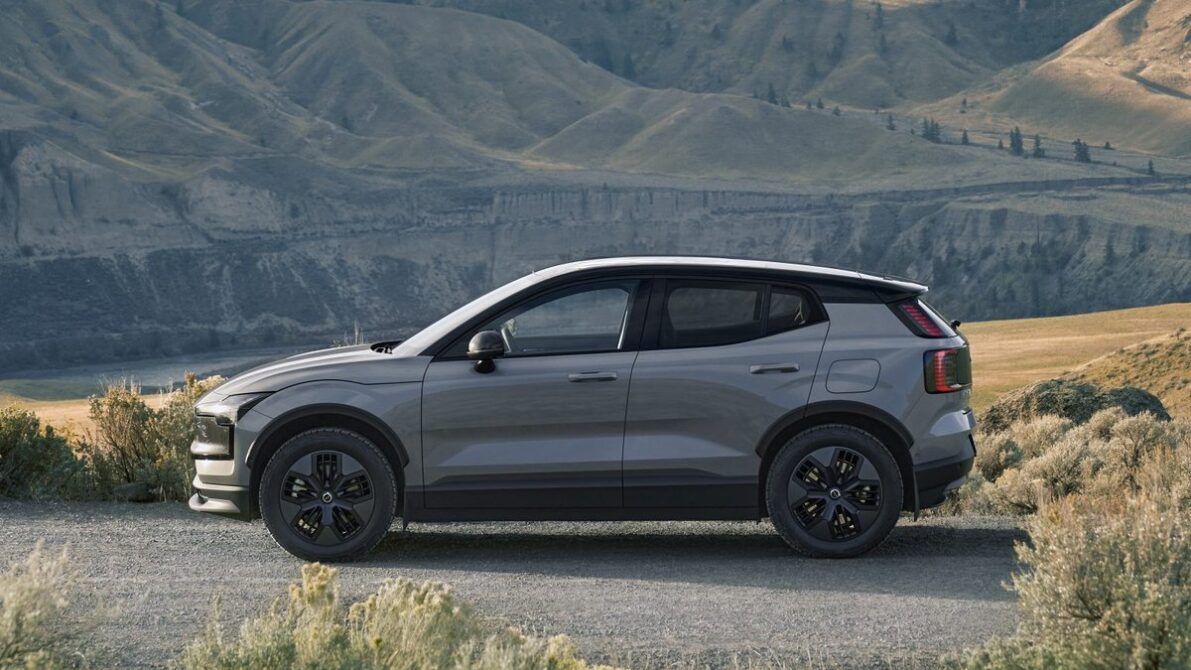 ヴェイパーグレーのボルボEX30 Cross Country Ultra P5 Long Range Electric（RWD特別仕様車）