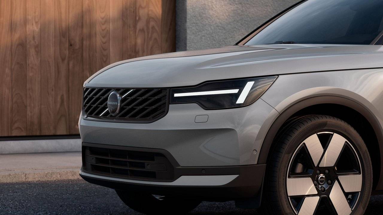 新型XC40の新デザインのトールハンマー・マトリックスLEDヘッドライトと新しいグリル