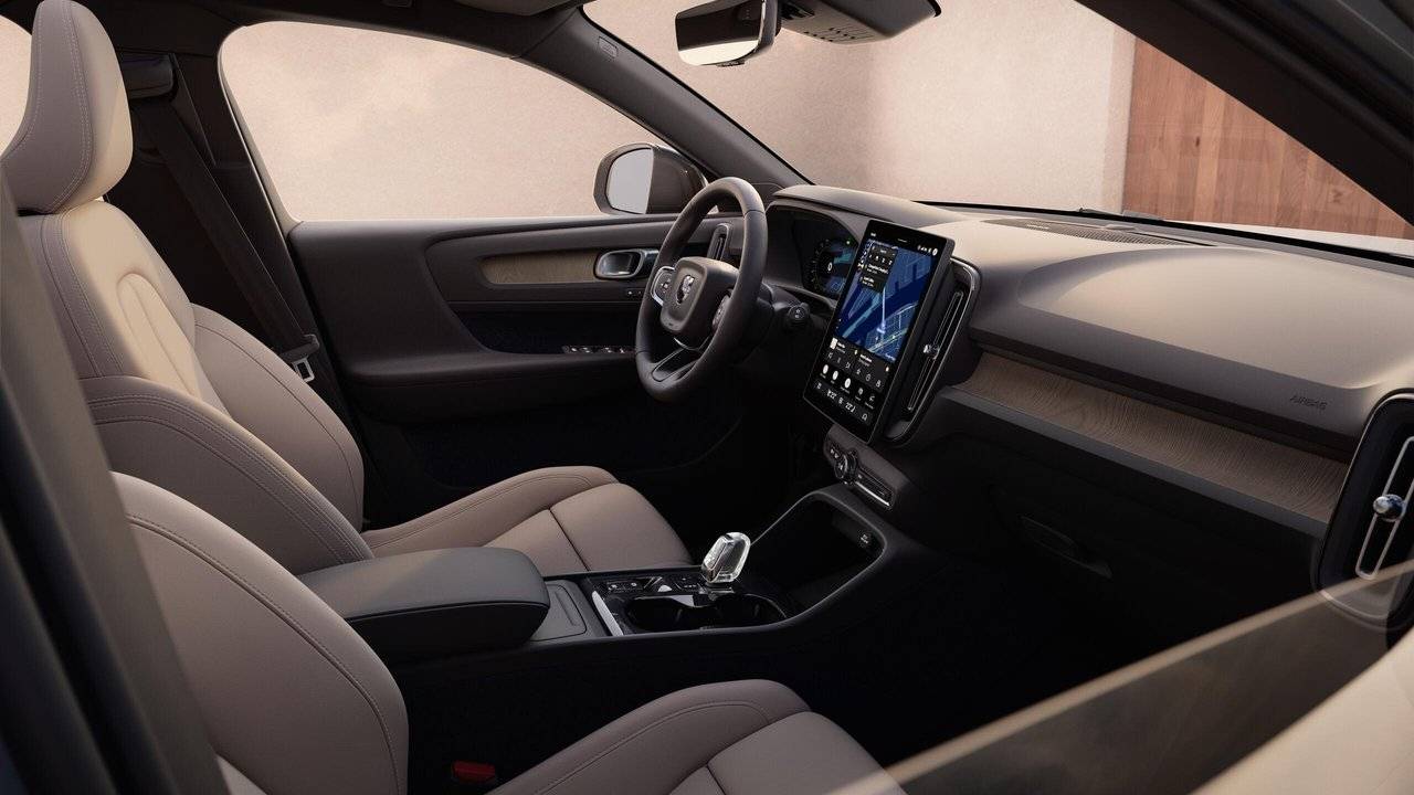 改良モデルのボルボ新型XC40の運転席まわりと11.2インチセンターディスプレイ