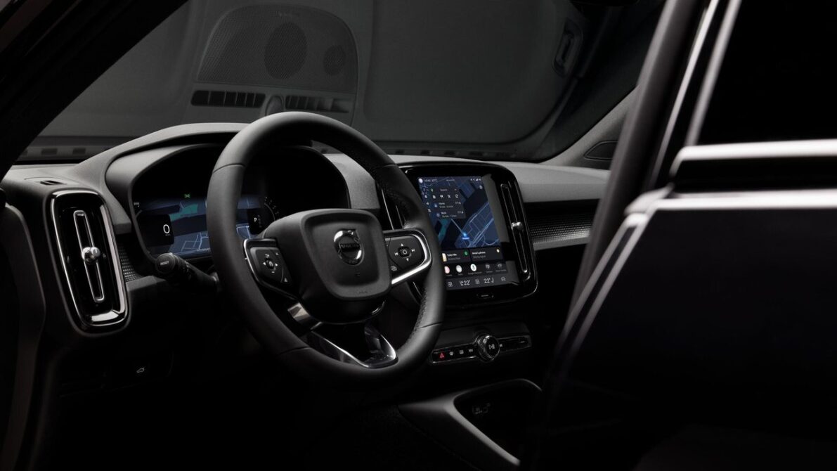 日本の現行ボルボXC40に搭載されている次世代UXと9インチセンターディスプレイ