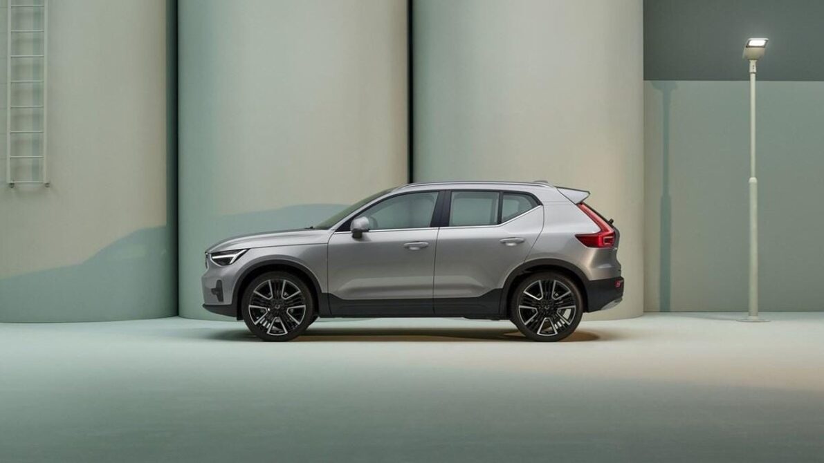 現行型ボルボXC40(改良前モデル)のサイドビュー