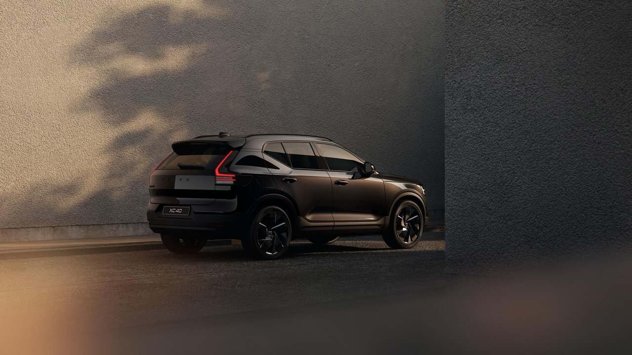 改良モデルのボルボ新型XC40のリア3/4ビューと新デザインのLEDリアランプ
