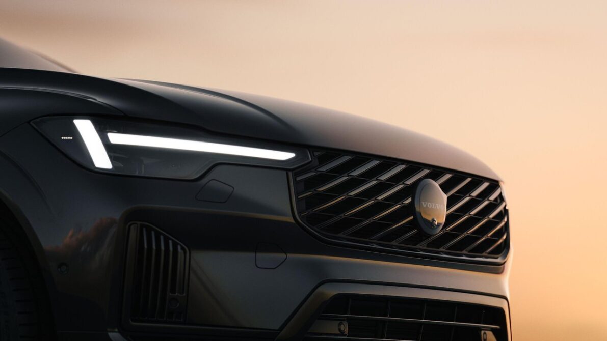 新型XC60(大幅改良モデル)の新デザインのグリルとヘッドライト