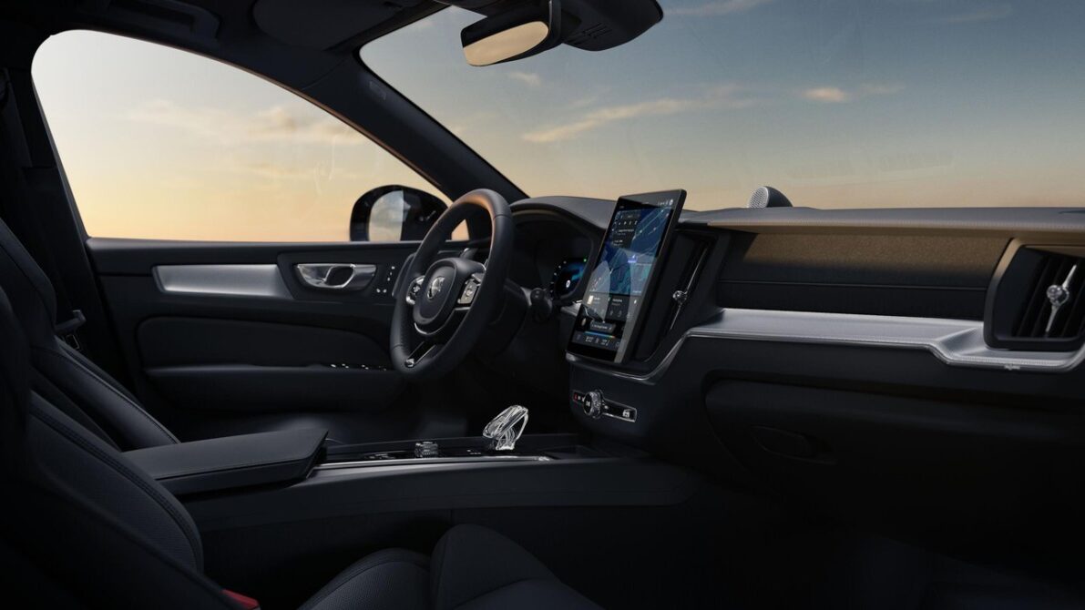 新型XC60(大幅改良モデル)の室内・センターディスプレイ