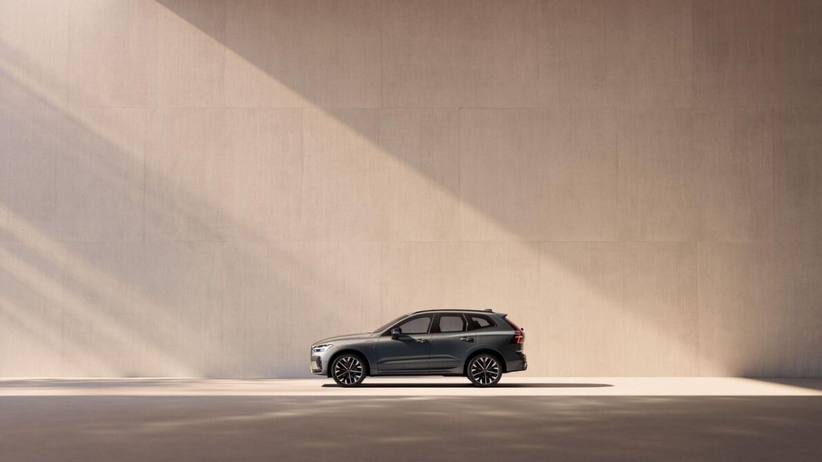現行型ボルボXC60(2025年次世代UX改良モデル)の外観サイドビュー