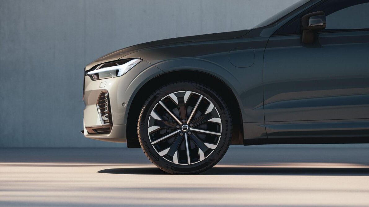 現行型ボルボXC60(2025年次世代UX改良モデル)のフロントフェンダー・ホイール ディテール