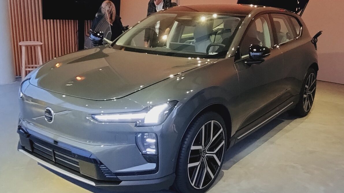 新型ボルボEX60(2026年発表)のフロント